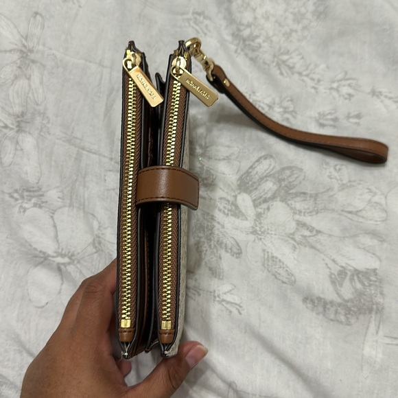 Michael Kors Logo Wallet - Picture 2 of 5